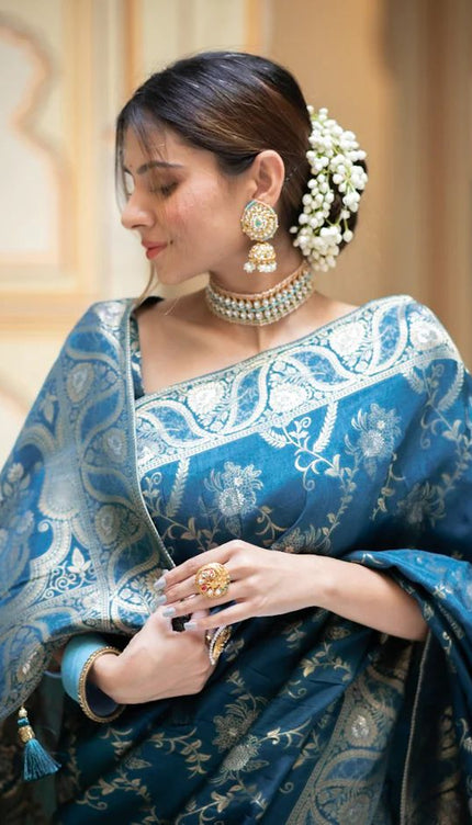 Hema RamaGreen Banarasi Silk Saree WIth Fabulouse Blouse Piece