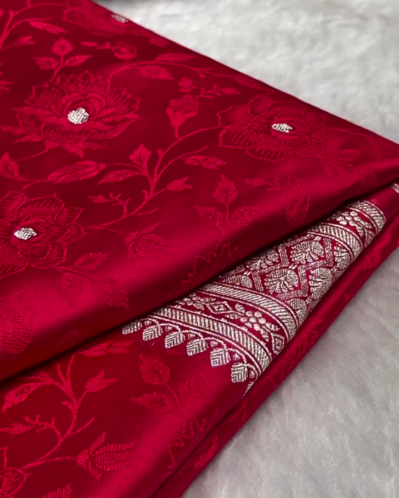 Rajvalli – Red Banarasi Tanchoi Floral Booti Mashru Silk Saree with Zari Border
